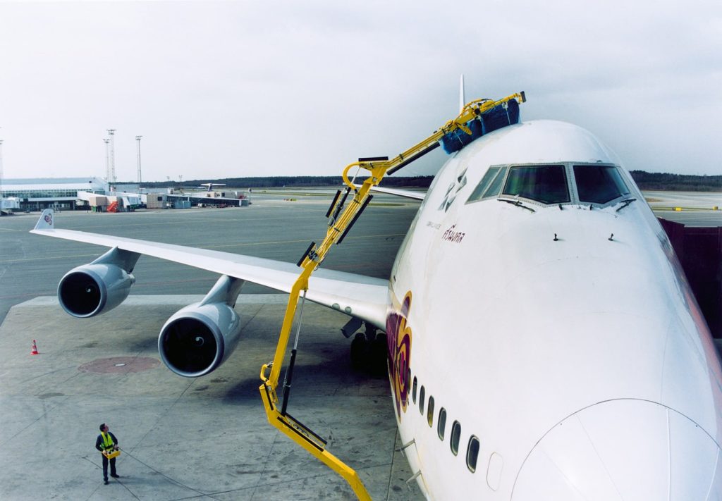 Aircraft-exterior-cleaning-Nordic-Dino