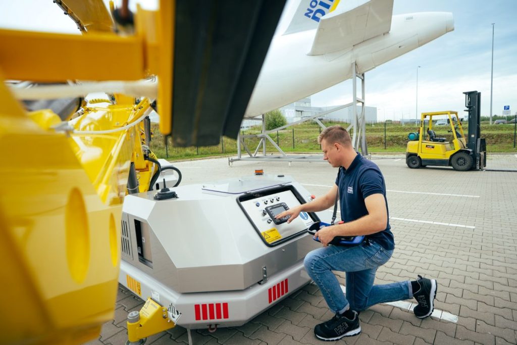 Nordic-Dino-Robot-Aircraft-washing