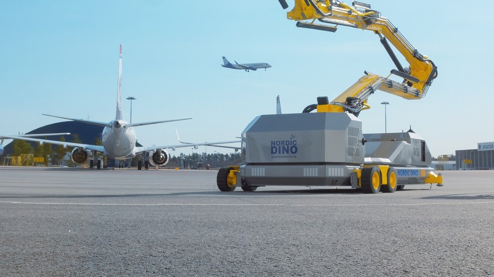 Safety First: How Robots Revolutionize Aircraft Cleaning